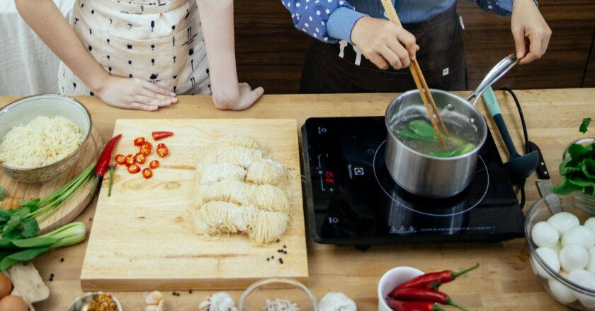 Waarom een bedrijfsuitje kookworkshop een slim idee is voor elk team